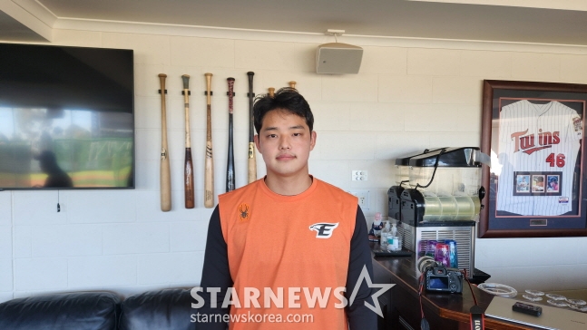 한화 문동주가 호주 멜버른 스프링캠프에서 취채진과 인터뷰를 하고 있다. /사진=안호근 기자