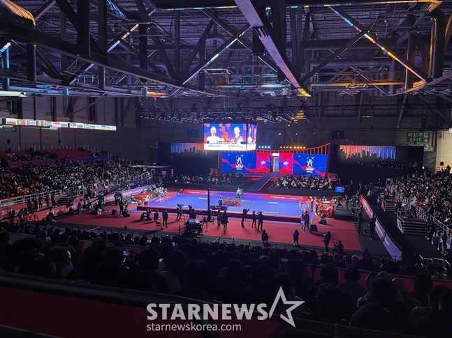 22일 한국-중국의 16강전이 열린 부산 해운대구 벡스코 초피홀(제1경기장)에 많은 팬들이 찾아와 응원전을 펼치고 있다. /사진=양정웅 기자