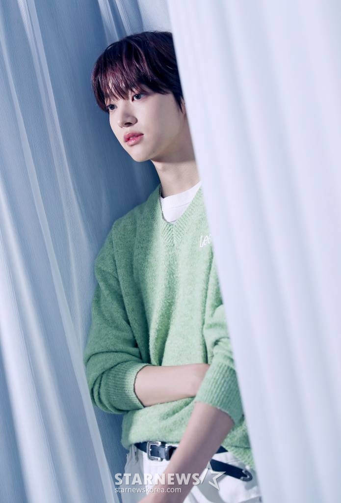그룹 앤팀(&TEAM) 의주가 서울 종로구 스타뉴스 사옥에서 진행된 '2023 아시아 아티스트 어워즈 인 필리핀'(2023 Asia Artist Awards IN THE PHILIPPINES, 이하 2023 AAA) 수상 인터뷰에 앞서 포즈를 취하고 있다. /사진=김창현