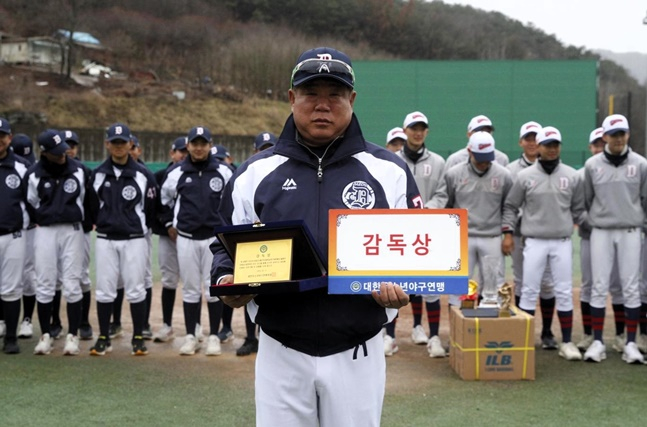 감독상을 받은 박철홍 대치중 감독. /사진=대한유소년야구연맹