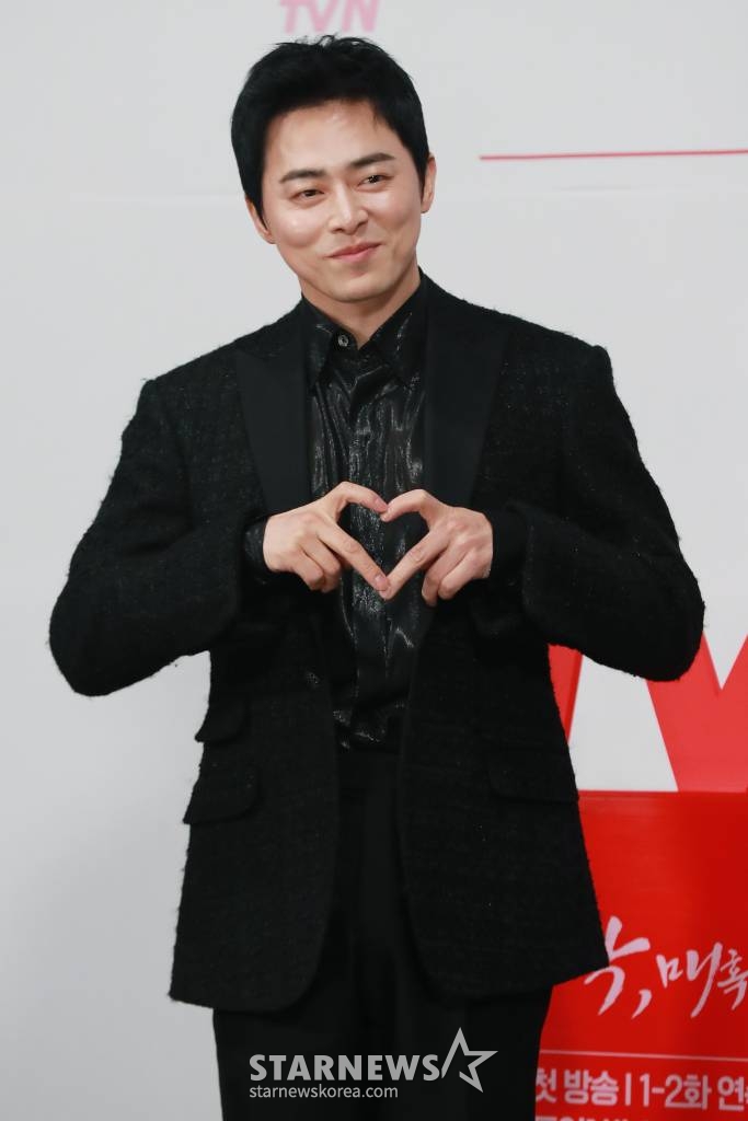 배우 조정석이 16일 오후 서울 구로구 라마다 호텔에서 진행된 tvN 새 드라마 '세작, 매혹된 자들' 제작발표회에 참석해 포즈를 취하고 있다. 높은 자리에 있지만 마음은 비천한 임금 이인과 그를 무너뜨리기 위해 세작(첩자)이 된 여인의 잔혹한 운명을 그린 이야기 '세작, 매혹된 자들'은 오는 21일 1, 2부가 첫 방송된다. /2024.01.16 /사진=이동훈