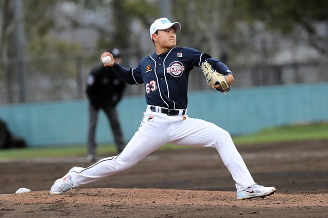 두산 신인 우투수 김택연이 24일 일본 미야자키 이키메 구장에서 열린 일본프로야구(NPB) 소프트뱅크 호크스 2군과 연습경기에서 9회 마운드에 올라 투구를 하고 있다. /사진=두산 베어스