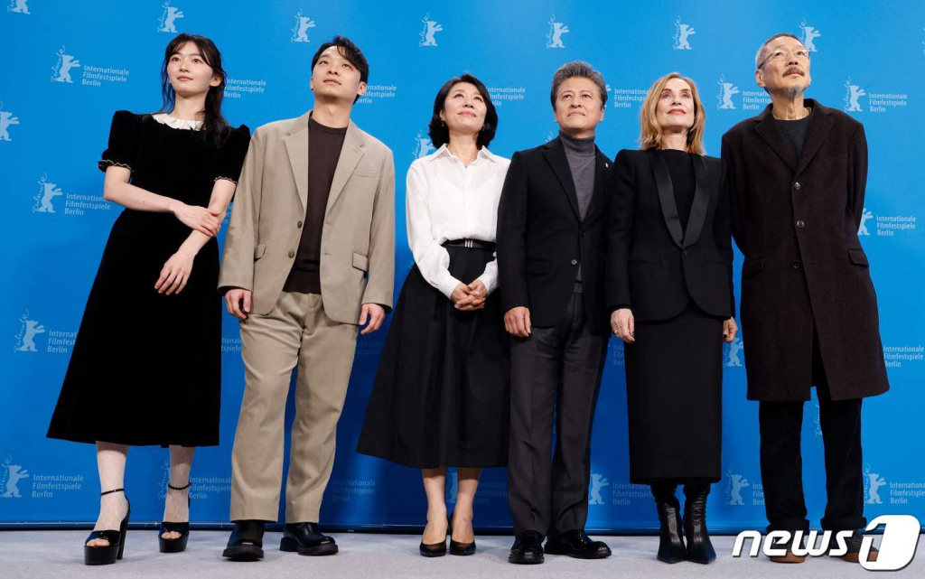 (베를린 AFP=뉴스1) 우동명 기자 = 홍상수 감독과 배우 이자벨 위페르, 김승윤, 하성국, 조윤희, 권해효가 19일(현지시간) 독일 베를린에서 열린 제74회 베를린 영화제 초청작인 영화 '여행자의 필요' 포토 콜 행사서 포즈를 취하고 있다. 2024. 2, 20 ⓒ AFP=뉴스1 Copyright (C) 뉴스1. All rights reserved. 무단 전재 및 재배포, AI학습 이용 금지.