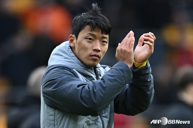 경기 후 팬들에게 인사하는 황희찬. /AFPBBNews=뉴스1