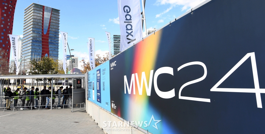 세계 최대 이동통신 전시회 '모바일 월드 콩그레스(MWC) 2024' 개막을 이틀 앞둔 24일(현지시간) 스페인 바르셀로나 피라 그란 비아 전시장 인근에 삼성전자 갤럭시 S24 시리즈 홍보물이 부착된 버스가 이동하고 있다. 이번 MWC 2024 주제는 '미래가 먼저다(Future First)'로, 앞으로 그려질 미래를 위해 다양한 기술과 산업, 집단, 국가가 단합하고 대비해야 한다는 뜻을 담았다. /사진제공=뉴시스