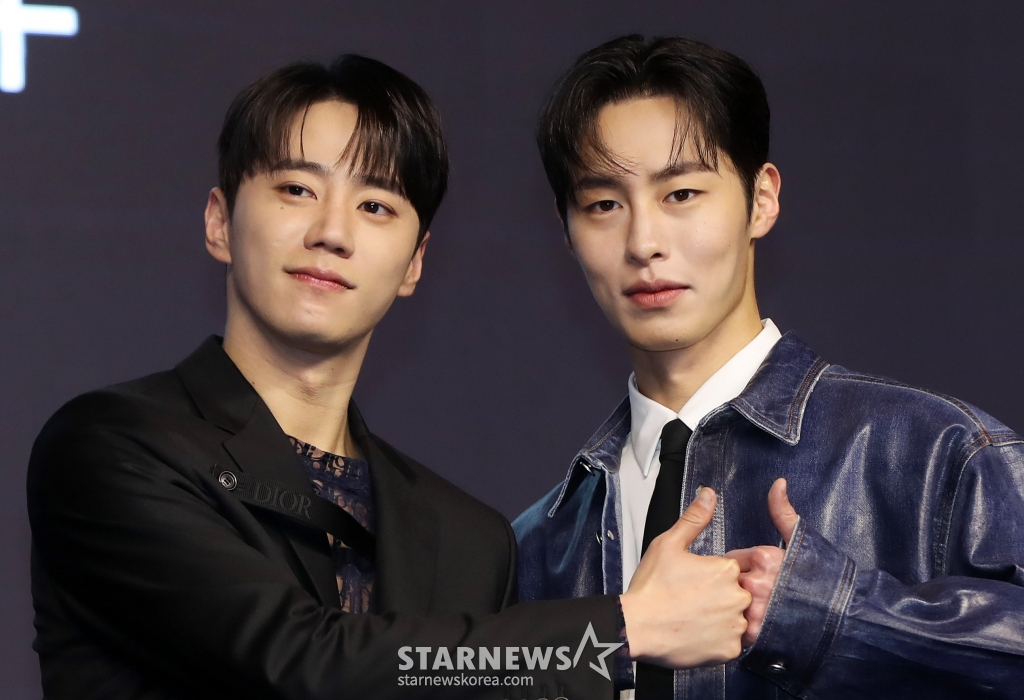[서울=뉴시스] 김혜진 기자 = 배우 이준영, 이재욱이 26일 오전 서울 종로구 JW 메리어트 동대문 스퀘어 서울에서 열린 디즈니+ 오리지널 시리즈 '로얄로더' 제작발표회에서 포즈를 취하고 있다. 2024.02.26. jini@newsis.com