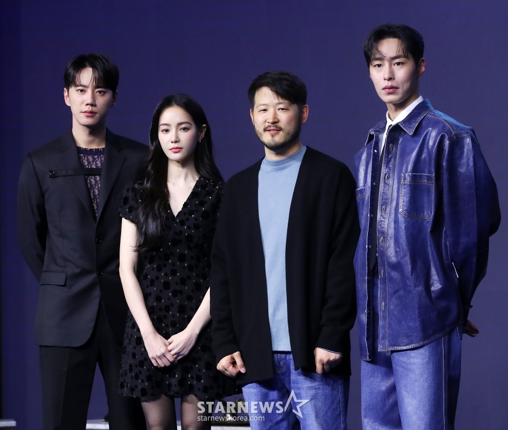 민연홍 감독(왼쪽 세번째), 배우 이준영, 홍수지, 이재욱이 26일 오후 서울 종로구 JW메리어트 동대문스퀘어 서울에서 진행된 디즈니+ 오리지널 시리즈 '로얄로더' 제작발표회에 참석해 포즈를 취하고 있다. '로얄로더'는 갖고 싶고, 되고 싶고, 훔치고 싶었던 대한민국 최고 재벌가 왕좌를 차지하기 위한 마이너리거들의 이야기. 오는 28일 공개. 2024.02.26