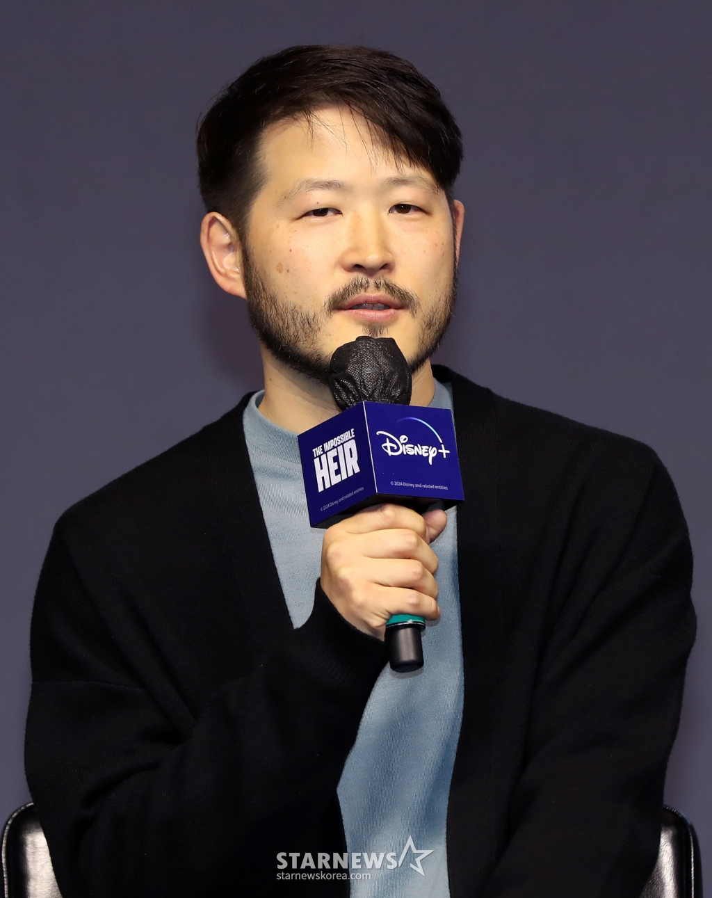 [서울=뉴시스] 김혜진 기자 = 민연홍 감독이 26일 오전 서울 종로구 JW 메리어트 동대문 스퀘어 서울에서 열린 디즈니+ 오리지널 시리즈 '로얄로더' 제작발표회에서 인사말을 하고 있다. 2024.02.26. jini@newsis.com