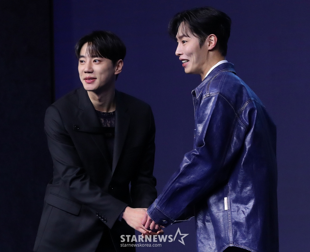 배우 이준영, 이재욱이 26일 오후 서울 종로구 JW메리어트 동대문스퀘어 서울에서 진행된 디즈니+ 오리지널 시리즈 '로얄로더' 제작발표회에 참석해 악수하고 있다. '로얄로더'는 갖고 싶고, 되고 싶고, 훔치고 싶었던 대한민국 최고 재벌가 왕좌를 차지하기 위한 마이너리거들의 이야기. 오는 28일 공개. 2024.02.26