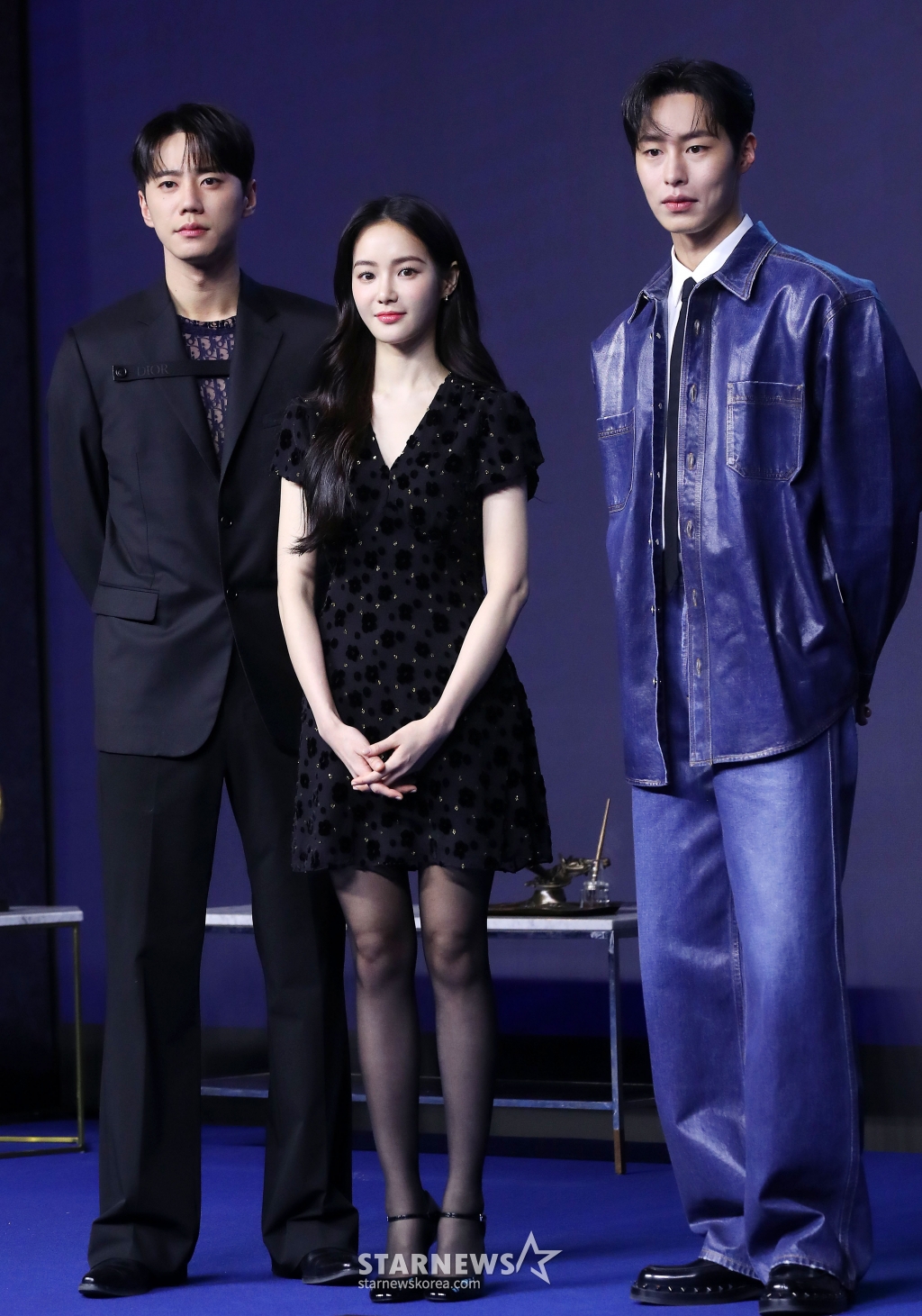 배우 이준영, 홍수지, 이재욱이 26일 오후 서울 종로구 JW메리어트 동대문스퀘어 서울에서 진행된 디즈니+ 오리지널 시리즈 '로얄로더' 제작발표회에 참석해 포즈를 취하고 있다. '로얄로더'는 갖고 싶고, 되고 싶고, 훔치고 싶었던 대한민국 최고 재벌가 왕좌를 차지하기 위한 마이너리거들의 이야기. 오는 28일 공개. 2024.02.26