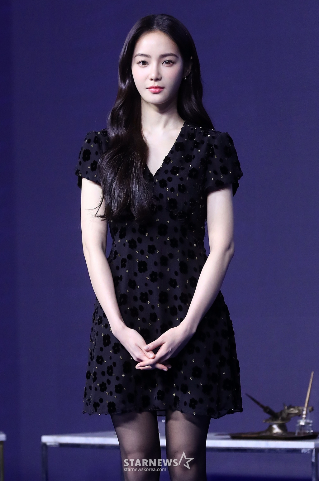배우 홍수주가 26일 오후 서울 종로구 JW메리어트 동대문스퀘어 서울에서 진행된 디즈니+ 오리지널 시리즈 '로얄로더' 제작발표회에 참석해 포즈를 취하고 있다. '로얄로더'는 갖고 싶고, 되고 싶고, 훔치고 싶었던 대한민국 최고 재벌가 왕좌를 차지하기 위한 마이너리거들의 이야기. 오는 28일 공개. 2024.02.26