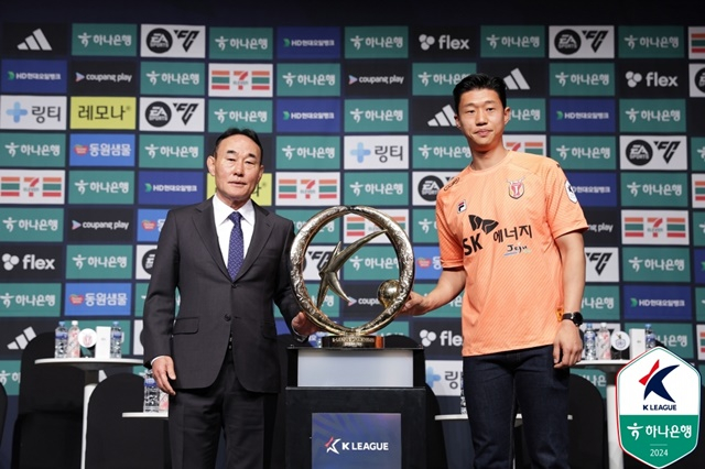 김학범 제주유나이티드 감독(왼쪽)과 임채민. /사진=한국프로축구연맹 제공