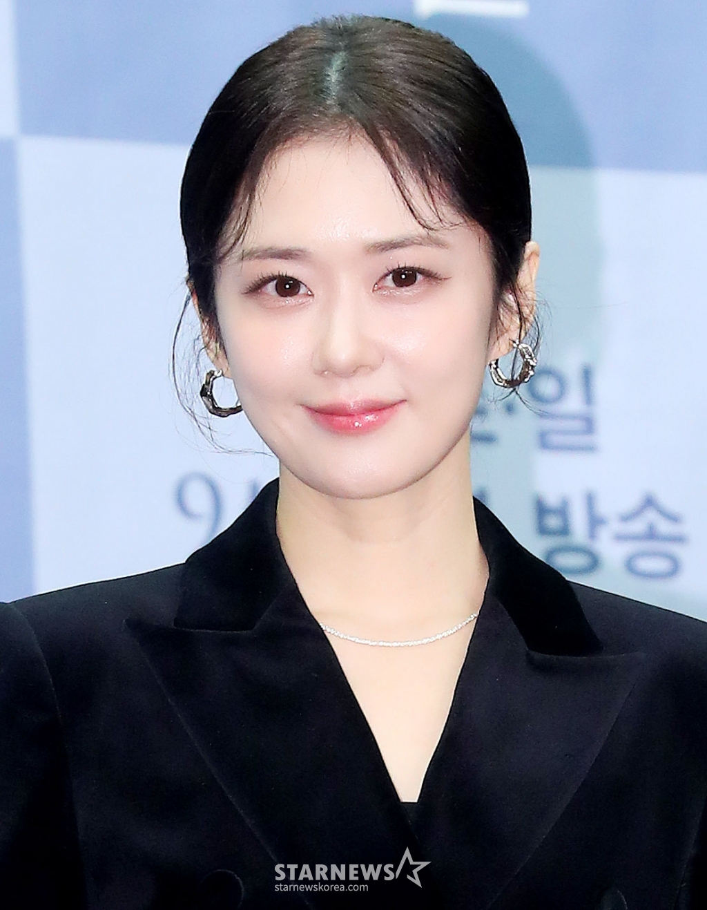 배우 장나라가 21일 오전 서울 마포구 상암동 스탠포드 호텔에서 진행된 TV조선 주말미니시리즈 '나의 해피엔드' 제작발표회에 참석해 포즈를 취하고 있다. '나의 해피엔드'는 성공만을 쫓던 한 여자가 믿었던 사람들의 배신으로 충격적인 진실을 마주하는 휴먼 심리 스릴러 드라마다. 오는 30일 첫 방송. 2023.12.21