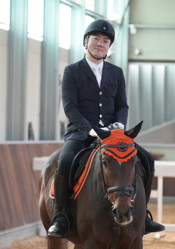 박서영 대한승마 협회 회장이 승마를 즐기고 있다. /사진제공=대한승마협회
