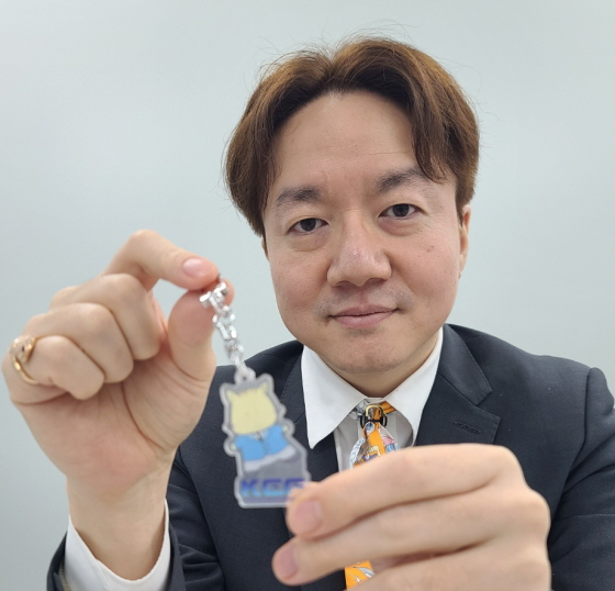 박서영 회장이 말을 소재로 직접 디자인한 대한승마협회의 굿즈/사진=스타뉴스