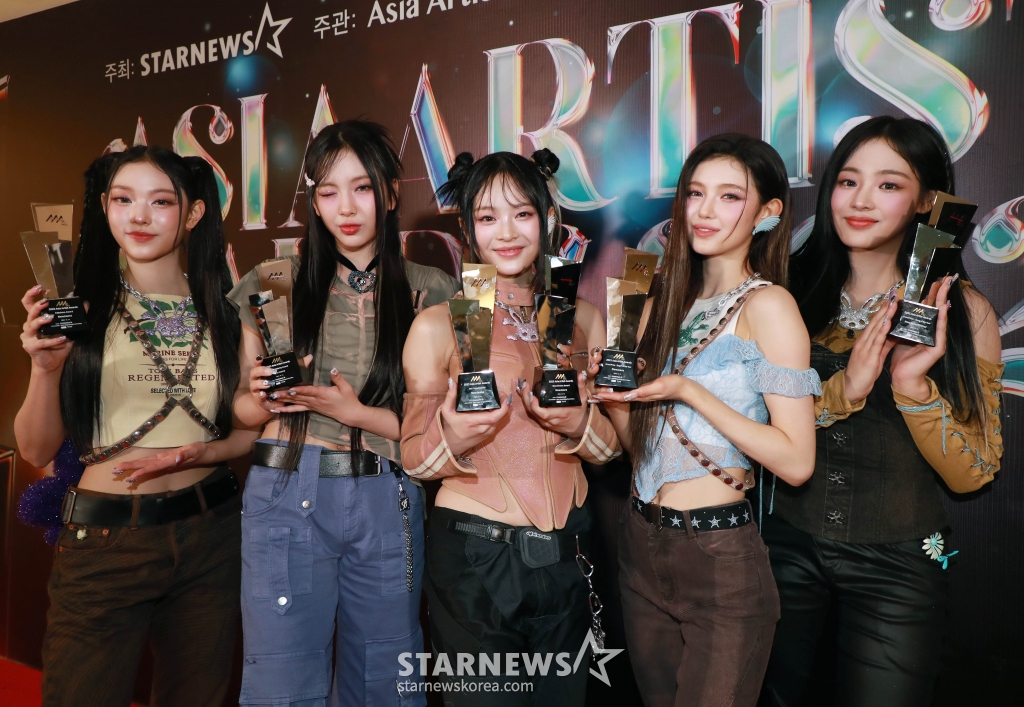 걸그룹 뉴진스가 14일 필리핀 아레나에서 열린 '2023 아시아 아티스트 어워즈 인 필리핀'(2023 Asia Artist Awards IN THE PHILIPPINES, 이하 '2023 AAA')에서 AAA 핫트렌드, 아시아 셀러브리티, 페뷸러스, 베스트 초이스, 올해의 가수, 올해의 노래상을 수상한 뒤 포즈를 취하고 있다. '2023 AAA'는 스타뉴스가 주최하고 Asia Artist Awards 조직위원회, TONZ 엔터테인먼트, PULP Live World가 공동 주
