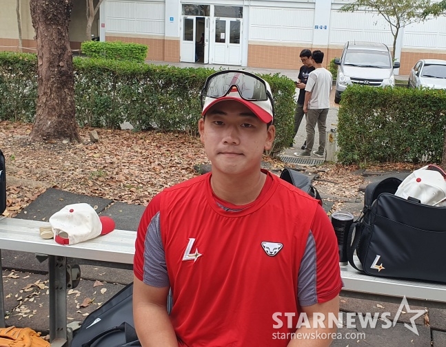 SSG 김규민이 취재진과 인터뷰에 임하고 있다. /사진=김동윤 기자