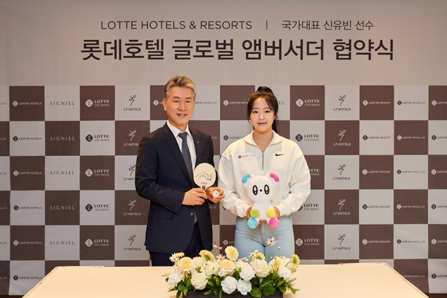 김태홍(왼쪽) 롯데호텔앤리조트 대표이사와 신유빈. /사진=롯데호텔앤리조트 제공