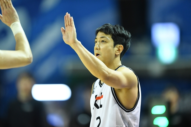 허훈이 13일 서울 잠실실내체육관에서 열린 '2023~2024 정관장 프로농구' 5라운드 서울 삼성 대 수원 KT의 경기에서 동료와 하이파이브 하고 있다. /사진=KBL 제공