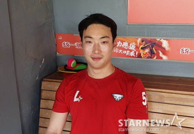 최지훈이 2월 28일 대만 타이난시립야구장에서 열린 퉁이 라이온스와 경기에 앞서 취재진의 사진 요청에 응하고 있다.