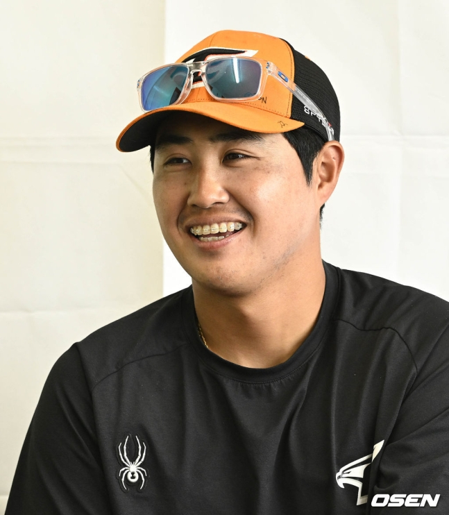 한화 채은성이 1일 한화의 스프링캠프지인 일본 오키나와의 고친다 구장에서 취재진과 만나 인터뷰를 하고 있다.