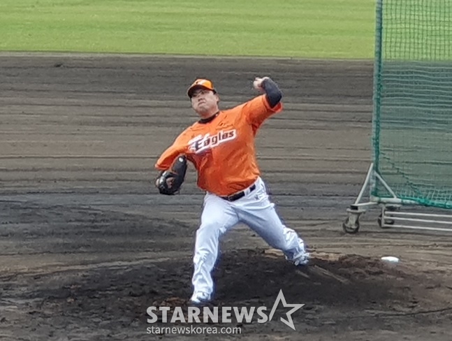 한화 류현진이 2일 오전 스프링캠프지인 일본 오키나와현 고친다 구장에서 타자를 타석에 세워놓고 진행하는 라이브 피칭을 실시했다. /사진=양정웅 기자