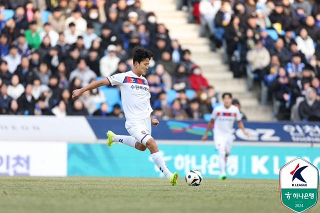 수원FC 수비수 권경원이 패스를 시도하고 있다. /사진=한국프로축구연맹 제공