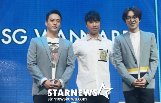 보컬 그룹 SG워너비가 20일 오후 서울 마포구 서교동 무브홀에서 열린 새 미니앨범 '더 보이스'(THE VOICE 컴백 쇼케이스에서 포즈를 취하고 있다. 새 미니앨범 '더 보이스'는 최고의 프로듀서 조영수와 히트 메이커 김도훈이 참여했다. '가슴 뛰도록', '좋은 기억' 등 2곡의 타이틀을 비롯해 SG워너비 앨범 커리어 최초로 멤버 전원이 직접 작사, 작곡에 참여한 자작곡 3곡도 수록됐다. /사진=김창현 기자 chmt@
