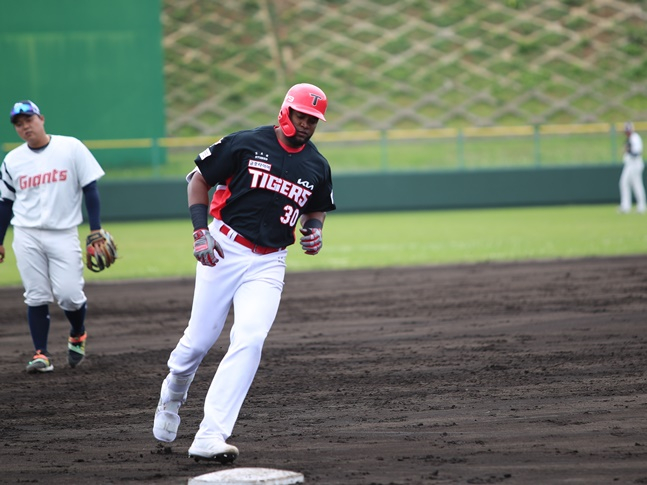 KIA 소크라테스가 3일 일본 오키나와현 구시카와 야구장에서 열린 롯데 자이언츠와 2024 KBO 리그 스프링캠프 연습경기에서 4회 초 우월 2점 홈런을 터트리고 그라운드를 돌고 있다. /사진=KIA 타이거즈 제공