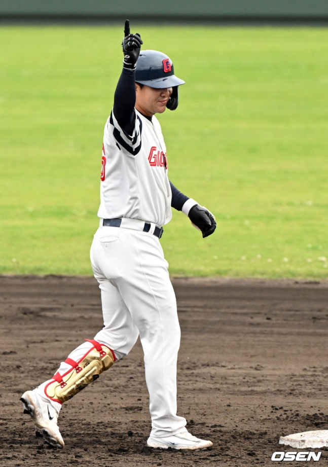 롯데 김민성이 3일 일본 오키나와현 구시카와 야구장에서 열린 KIA 타이거즈와 2024 KBO 리그 스프링캠프 연습경기에서 6회 말 2타점 2루타를 터트리고 세리머니를 하고 있다.