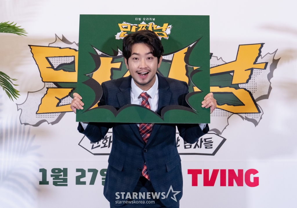 만화가 이말년이 27일 오전 온라인 생중계로 진행된 티빙 새 예능 '만찢남' 제작발표회에 참석해 포즈를 취하고 있다. 이말년, 주호민, 기안84, 주우재 네 남자의 툰생툰사 무인도 생존기 '만찢남'은 오늘(27일) 첫 방송된다. /사진제공=티빙 2023.01.27