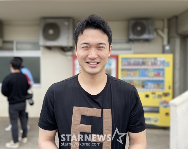 전 롯데 안권수가 3일 롯데의 스프링캠프지인 일본 오키나와현 구시카와 야구장에서 취재진과 만나 인터뷰를 하고 있다. /사진=양정웅 기자
