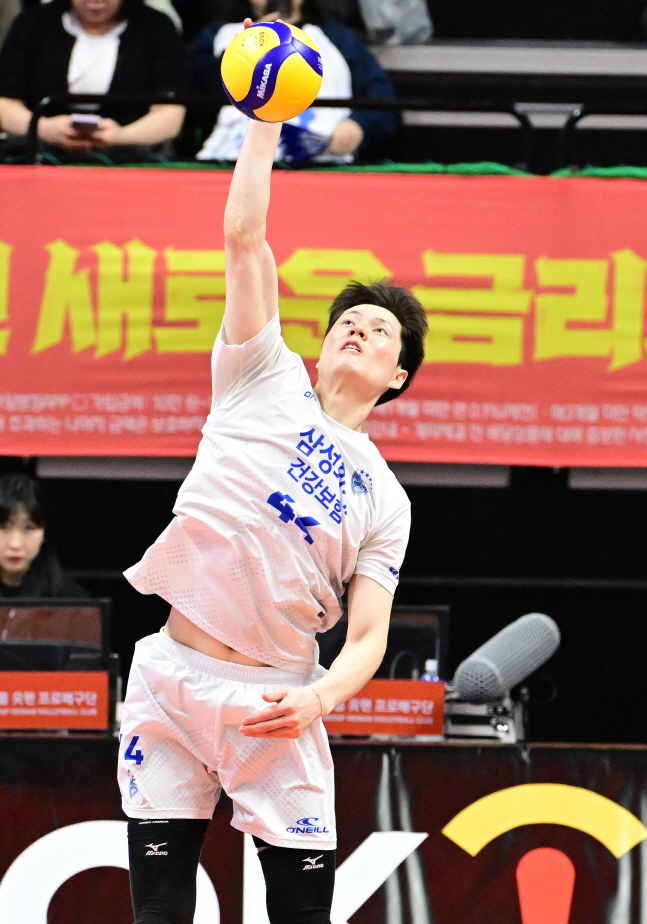 대전 삼성화재 에디가 3일 안산 상록수체육관에서 남자부 경기에서 안산 OK금융그룹을 상대로 강서브를 넣고 있다. /사진=KOVO