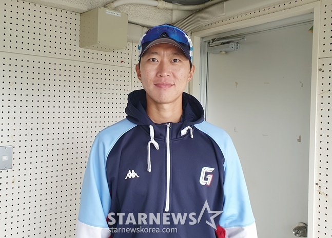 롯데 박승욱이 4일 팀의 스프링캠프지인 일본 오키나와현 구시카와 야구장에서 스타뉴스와 인터뷰를 하고 있다. /사진=양정웅 기자