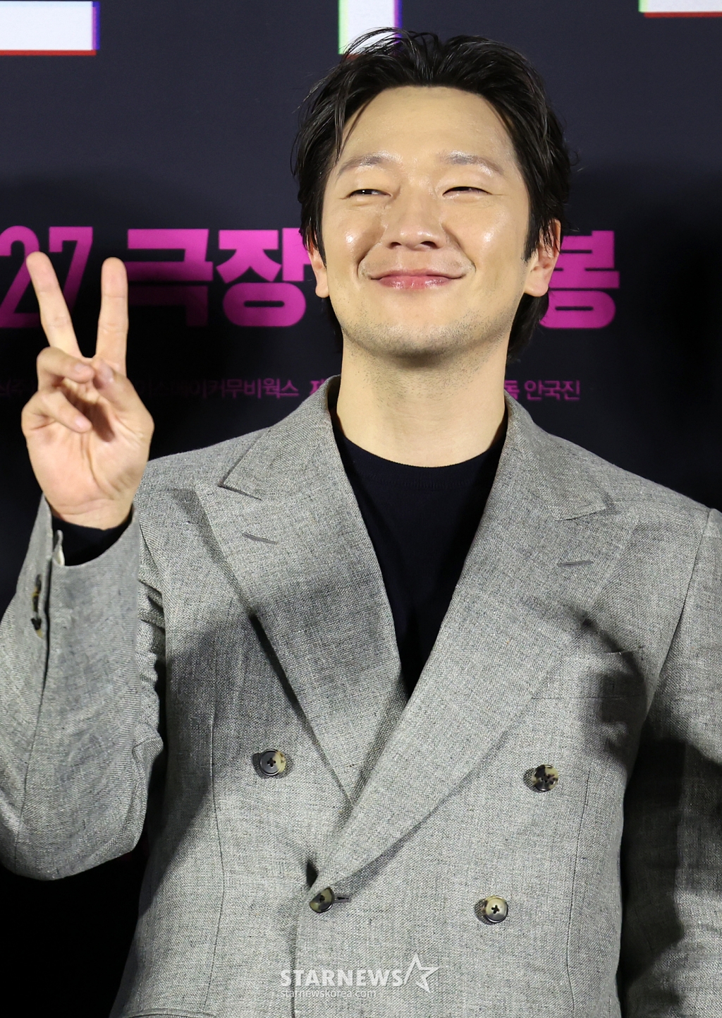 (서울=뉴스1) 김진환 기자 = 배우 손석구가 4일 서울 광진구 아차산로 롯데시네마 건대입구에서 열린 영화 ‘댓글부대’ 제작보고회에 참석해 포즈를 취하고 있다. ‘댓글부대’는 대기업에 관한 기사를 쓴 후 정직당한 기자 임상진에게 온라인 여론을 조작했다는 익명의 제보자가 나타나면서 벌어지는 이야기를 다룬 영화로 오는 27일 개봉한다. 2024.3.4/뉴스1 Copyright (C) 뉴스1. All rights reserved. 무단 전재 및 재배포, AI학습 이용 금지. /사진=(서울=뉴스1) 김진환 기자
