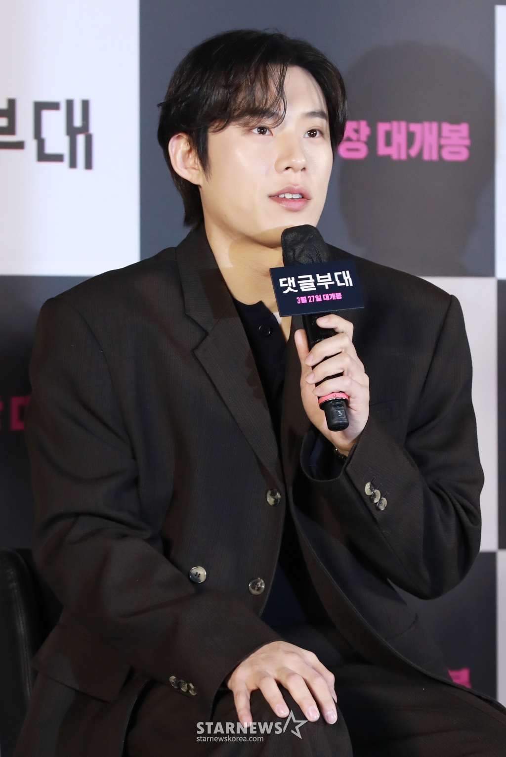 배우 김성철이 4일 오전 서울 광진구 롯데시네마 건대입구점에서 진행된 영화 '댓글부대'(감독 안국진) 제작발표회에 참석해 질문에 답하고 있다. 대기업에 대한 기사를 쓴 기자 임상진이 온라인 여론을 조작한다는 익명 제보자의 충격적인 메시지를 받고 벌어지는 범죄 드라마 '댓글부대'는 오는 27일 개봉한다. /2024.03.04 /사진=이동훈