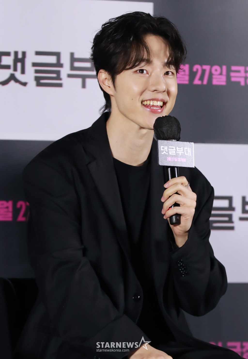 배우 김동휘가 4일 오전 서울 광진구 롯데시네마 건대입구점에서 진행된 영화 '댓글부대'(감독 안국진) 제작발표회에 참석해 질문에 답하고 있다. 대기업에 대한 기사를 쓴 기자 임상진이 온라인 여론을 조작한다는 익명 제보자의 충격적인 메시지를 받고 벌어지는 범죄 드라마 '댓글부대'는 오는 27일 개봉한다. /2024.03.04 /사진=이동훈