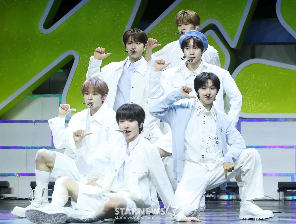그룹 NCT WISH(엔시티 위시)가 4일 오후 서울 용산구 블루스퀘어에서 진행된 데뷔 싱글 'WISH' 발매 기념 쇼케이스에 참석해 멋진 무대를 선보이고 있다. 타이틀 곡 'WISH'는 올드스쿨 힙합을 기반으로 한 미디엄 템포의 댄스 곡으로, 다이내믹하고 파워풀한 구성의 안무와 소원을 비는 포인트 제스처 등이 어우러진 퍼포먼스는 곡의 분위기와 어울리는 힘차고 패기 넘치는 매력을 느낄 수 있어 많은 사랑을 받고 있다. 2024.03.04 /사진=김창현 기자