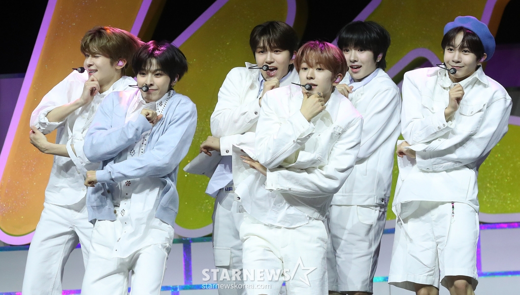 그룹 NCT WISH(엔시티 위시)가 4일 오후 서울 용산구 블루스퀘어에서 진행된 데뷔 싱글 'WISH' 발매 기념 쇼케이스에 참석해 멋진 무대를 선보이고 있다. 타이틀 곡 'WISH'는 올드스쿨 힙합을 기반으로 한 미디엄 템포의 댄스 곡으로, 다이내믹하고 파워풀한 구성의 안무와 소원을 비는 포인트 제스처 등이 어우러진 퍼포먼스는 곡의 분위기와 어울리는 힘차고 패기 넘치는 매력을 느낄 수 있어 많은 사랑을 받고 있다. 2024.03.04 /사진=김창현