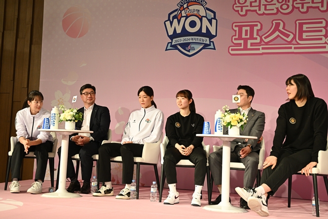 5일 서울 마포구 스탠포드호텔코리아에서 '2023~2024 여자 프로농구(WKBL) 포스트시즌 미디어데이'가 열렸다. 사진은 진행자에 질문에 답하고 있다. /사진=WKBL 제공