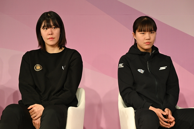 박지수(왼쪽)와 박지현. /사진=WKBL 제공