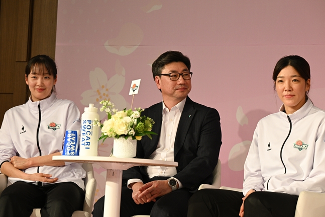 (왼쪽부터) 신지현, 김도완 감독, 양인영. /사진=WKBL 제공
