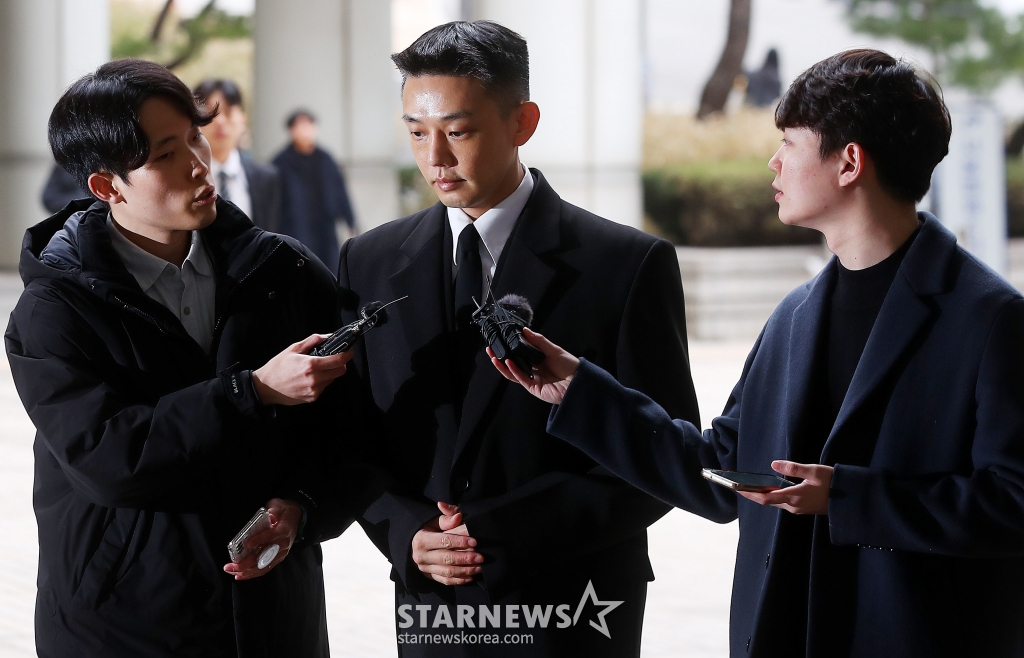 마약류 관리에 관한 법률 위반(향정) 등 혐의로 기소된 배우 유아인(본명 엄홍식)이 5일 오후 서울 서초구 중앙지법에서 열린 공판에 출석하고 있다. 유아인은 지난해 10월 프로포폴 상습 투약, 타인 명의 수면제 불법 처방 매수, 대마흡연 및 교사, 증거인멸교사 등 혐의로 불구속 기소됐다. 2024.03.05 /사진=김창현