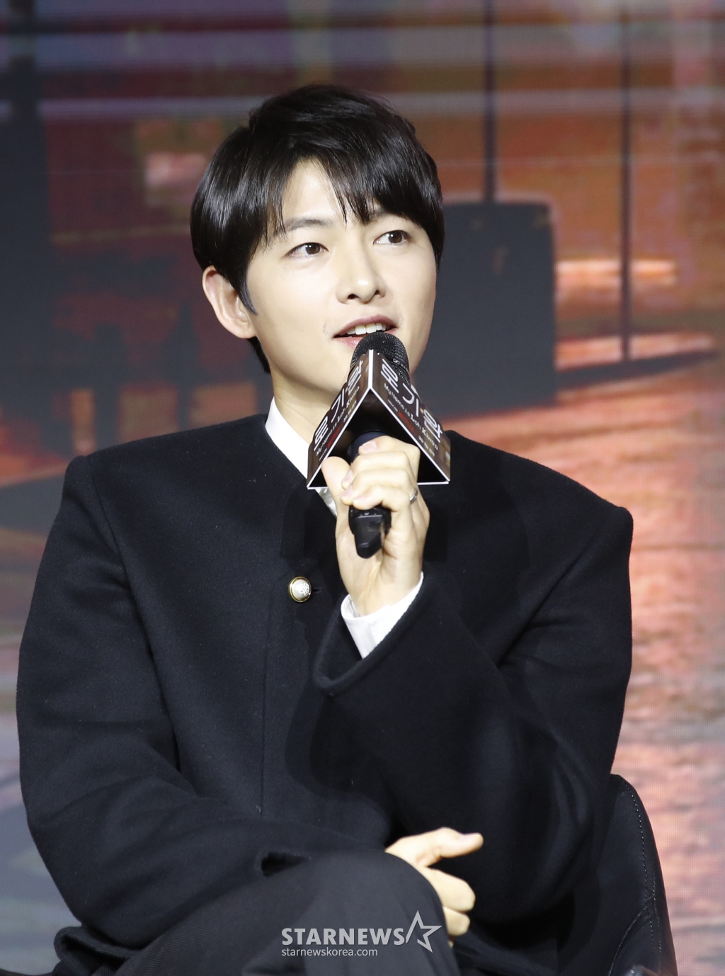 (서울=뉴스1) 권현진 기자 = 배우 송중기가 27일 서울 마포구 호텔 나루 서울 엠갤러리에서 열린 넷플릭스 영화 '로기완’ 제작보고회에서 인사말을 하고 있다. '로기완'은 삶의 마지막 희망을 안고 벨기에에 도착한 탈북자 기완과 삶의 이유를 잃어버린 여자 마리가 서로에게 이끌리듯 빠져드는 이야기를 그린 작품이다. 2024.2.27/뉴스1 Copyright (C) 뉴스1. All rights reserved. 무단 전재 및 재배포, AI학습 이용 금지. /사진=(서울=뉴스1) 권현진 기자