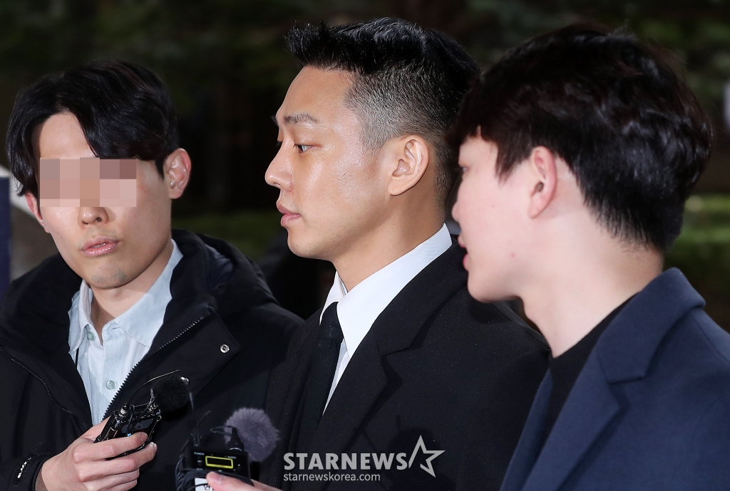 마약류 관리에 관한 법률 위반(향정) 등 혐의로 기소된 배우 유아인(본명 엄홍식)이 5일 오후 서울 서초구 중앙지법에서 열린 공판에 출석하고 있다. 유아인은 지난해 10월 프로포폴 상습 투약, 타인 명의 수면제 불법 처방 매수, 대마흡연 및 교사, 증거인멸교사 등 혐의로 불구속 기소됐다. 2024.03.05 /사진=김창현