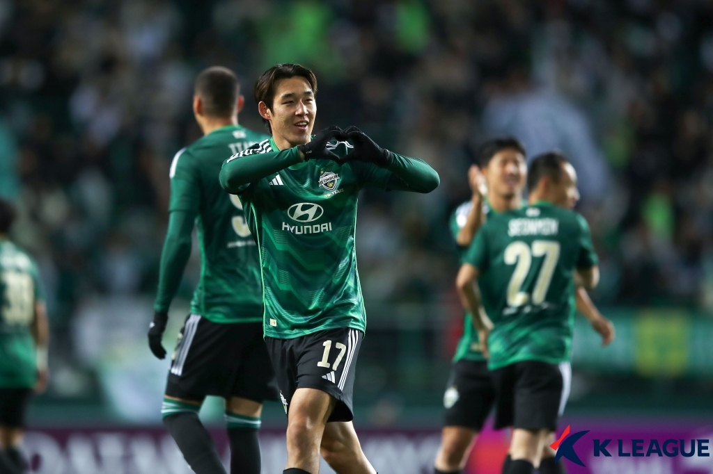 2023~2024시즌 아시아축구연맹(AFC) 아시아챔피언스리그(ACL) 8강 1차전 울산HD와 경기에서 송민규가 득점 후 하트 세리머니를 하고 있다. /사진제공=한국프로축구연맹