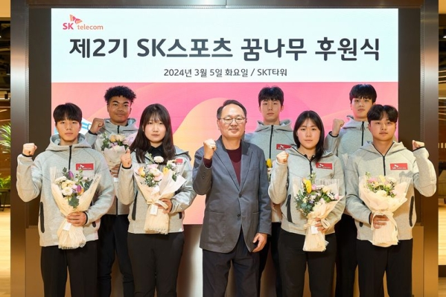 나마디 조엘진(육상), 김준우(수영), 노민규(수영, 뒷줄 왼쪽부터), 노현승(스포츠클라이밍), 최승희(골프), 오경식 SKT 스포츠마케팅 담당, 박예빈(사이클), 박정훈(골프) 선수(앞줄 왼쪽부터)가 지난 5일 서울 SK T타워에서 열린 후원식에서 기념사진을 찍고 있다