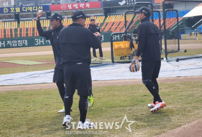 3인 1조로 수비 훈련을 진행 중인 채은성(왼쪽부터)과 안치홍, 하주석. /사진=안호근 기자