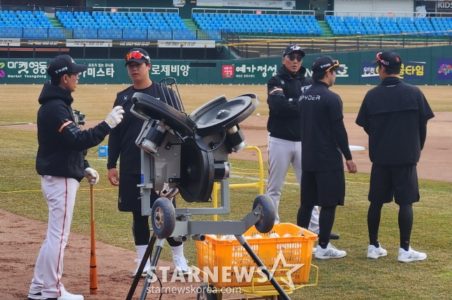 노시환(왼쪽에서 2번째)이 김재걸 코치에게 수비 송구와 관련된 조언을 얻고 있다. /사진=안호근 기자