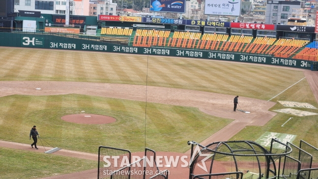 선수단의 훈련이 종료되고 7일 청백전을 위해 구장을 정비하고 있는 구단 관계자들. /사진=안호근 기자